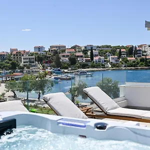 Apartment Rozana - Beachfront Wellness Retreat, Seget Vranjica